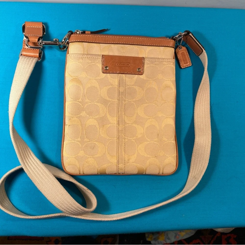 Coach Crossbody Bag w/hang tag - Picture 1 of 10